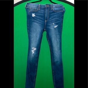 Slightly ripped never worn Hollister Jeans in a size 27.